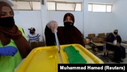 Stanovnica Amana, Jordan, na glasanju, 10. novembra 2020. 