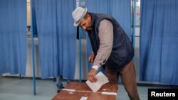 Peste 100 de partide noi au apărut în ultimii patru ani. Majoritatea vin cu platforme naționaliste sau suveraniste sau au fost fondate de politicieni care au fost în alte partide. 