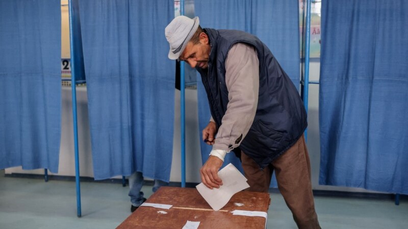 Jumătate dintre români vor partide noi. Politicienii vechi știu asta și înființează noi formațiuni