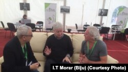 Scriitorul britanic Jonathan Coe (centru) vorbește cu Dan Alexe (dreapta) și jurnalistul de la Charlie Hebdo Antonio Fischetti (stânga).