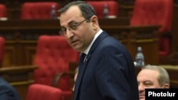 Armenia - Economy Minister Artsvik Minasian attends a parliament session in Yerevan, 10May2016.