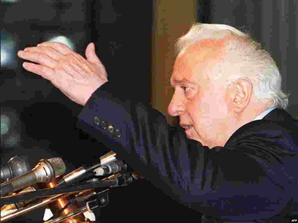 1995-ci ildə Tbilisidə tərəfdarları qarşısında çıxış edərkən.&nbsp;