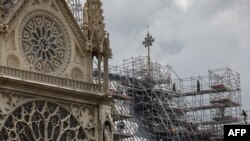 Muncitori pe schelele din jurul noii turle a catedralei Notre-Dame de Paris, la 4 iulie 2024. În aprilie 2019, când turla a fost mistuită de un incendiu, autoritățile au spus că speră să o înlocuiască până la Jocurile Olimpice de Vară, care încep la Paris la 26 iulie.