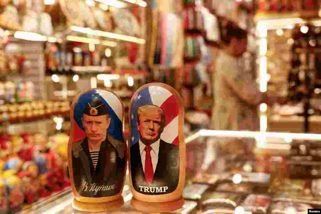 Tradicionalne ruske lutke babuške, poznate kao matrjoške, s likovima ruskog predsjednika Vladimira Putina i američkog predsjednika Donalda Trumpa, na polici suvenirnice u središtu Moskve, Rusija, 12. augusta 2025.