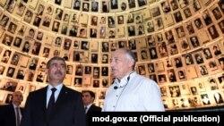 Azərbaycanın Müdafiə naziri Zakir Həsənov Yad Vaşem memorialında, 12 sentyabr, 2017-ci il 