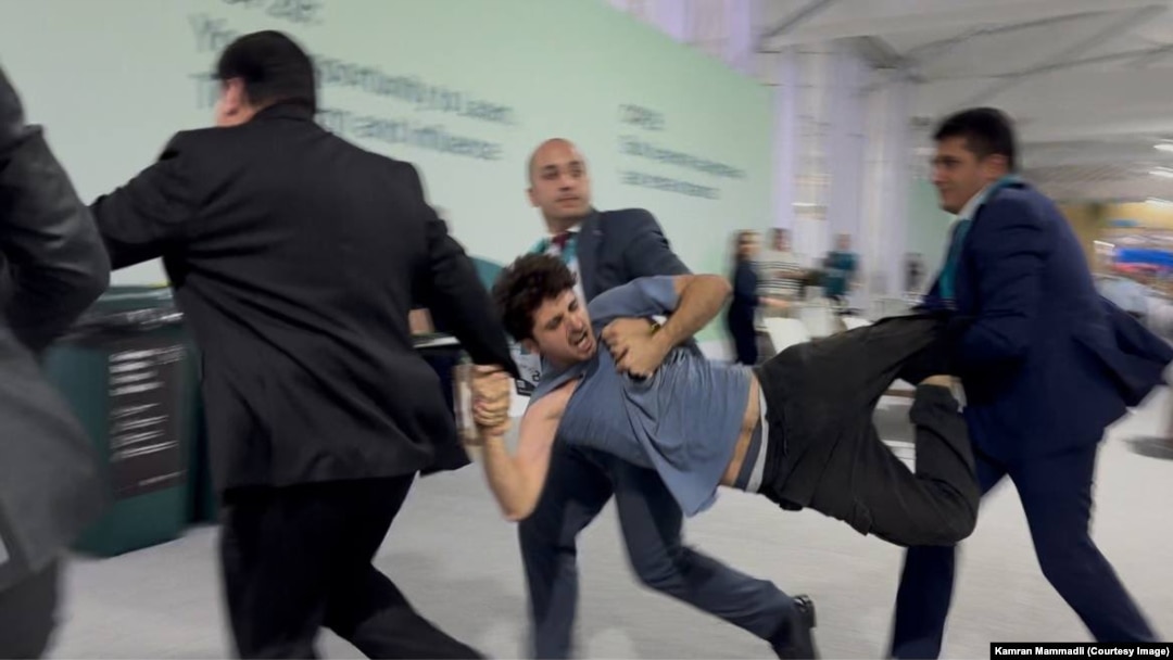 Kamran Məmmədlini mühafizəçilər aparır.