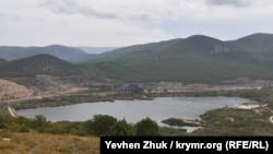 Озеро у горы Гасфорта, откуда выкачивают воду для снабжения Севастополя, октябрь 2020 год 