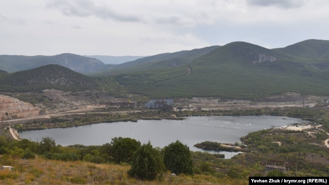 Вода для Севастополя: озеро у горы Гасфорта под контролем байкеров (фотогалерея)