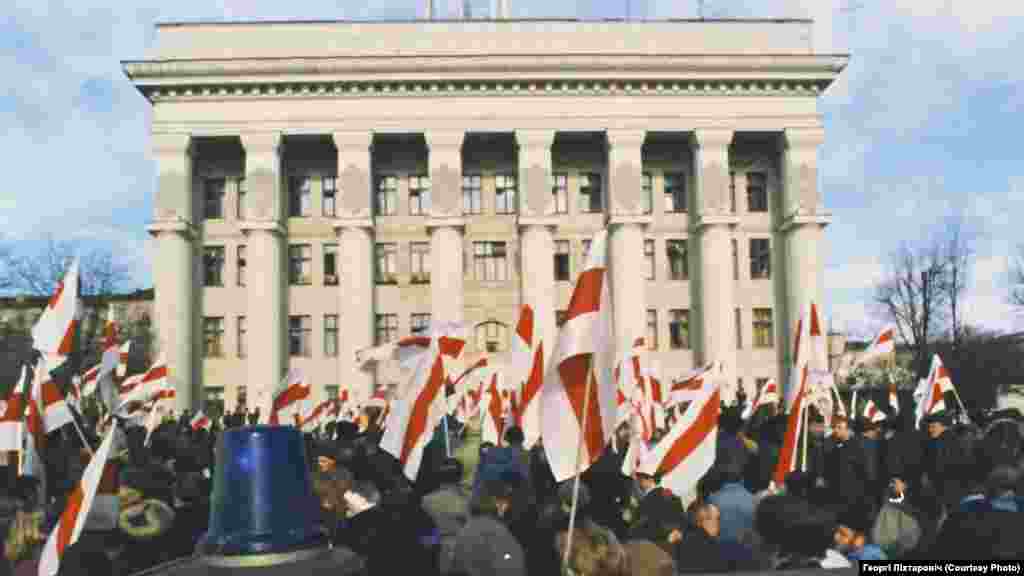 1996 год, будынак тэлецэнтру. Фота: Георгі Ліхтаровіч