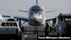 Тұмсығына ілбіс бейнесі салынған Air Astana әуе компаниясының Embraer E190-E2 ұшағы Алматы әуежайының ұшу алаңында тұр. 21 қаңтар 2020 жыл.