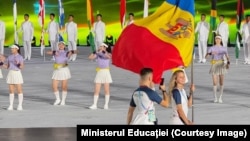 Dansatoarea sportivă Anastasia Glazunova, purtând drapelul moldovean în deschiderea Jocurilor Mondiale din Chengdu, China, în august 2025 - o competiție alternativă pentru sporturile care nu sunt recunoscute de Comitetul Internațional Olimpic