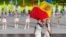 Dansatoarea sportivă Anastasia Glazunova, purtând drapelul moldovean în deschiderea Jocurilor Mondiale din Chengdu, China, în august 2025 - o competiție alternativă pentru sporturile care nu sunt recunoscute de Comitetul Internațional Olimpic