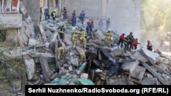 Рятувальна операція на місці зруйнованого російським ракетним ударом житлового будинку в Києві. 14 травня 2026 року y 14, 2026