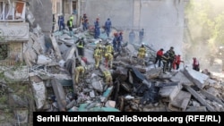 Розбір завалів у частково зруйнованому російським ударом дев’ятиповерховому будинку в Дарницькому районі Києва триває, 14 травня 2026 року