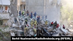 Рятувальники працюють на місці російського удару у Києві, 14 травня 2026 року 