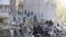 Рятувальники працюють на місці російського удару у Києві, 14 травня 2026 року 