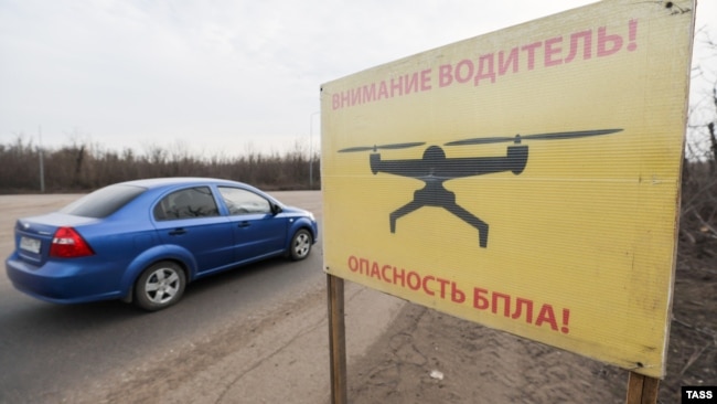 Ukrayna dronlarının hücumları səbəbindən nəqliyyatın hərəkətinə bağlanan Qorlovka-Yasinovataya avtomobil yolunda xəbərdarlıq lövhəsi.
