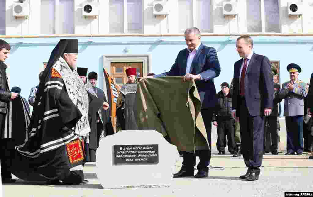 В Симферополе так называемые власти заложили камень на месте возведения будущего памятника &laquo;Народному ополчению всех времен&raquo;, больше всем известной, как &laquo;самооборона&raquo;. Этот памятник должен увековечить, как выразились власти аннексированного полуострова, исторические события &laquo;Крымской весны&raquo;, 23 февраля 2015 года