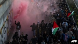 Potestatari la o manifestație „No Kings” împotriva războiului din Orientul Mijlociu. Roma, 28 martie 2026.