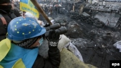 Ілюстраційне фото. Протестувальник в касці із символікою Євросоюзу на барикадах. Київ, січень 2014 року