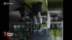 Дузд дар сӯрохии бом банд монд.