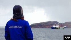 Судно активистов Гринпис Arctic Sunrise было отбуксировано в порт в Мурманске