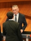 Nenad Rashiq, kryetar i Partisë për Liri, Drejtësi dhe Mbijetesë, duke folur me kryeministrin në detyrë të Kosovës, Albin Kurti, në Kuvendin e Kosovës, nëntor 2025.