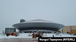 "Оппозиция митингісі өтеді" деген күні цирк маңын тазалап жүрген жұмысшылар. 27 наурыз, 2021 жыл.