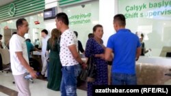 Türkmen ýolagçylary uçara bilet almak üçin nobata durlar