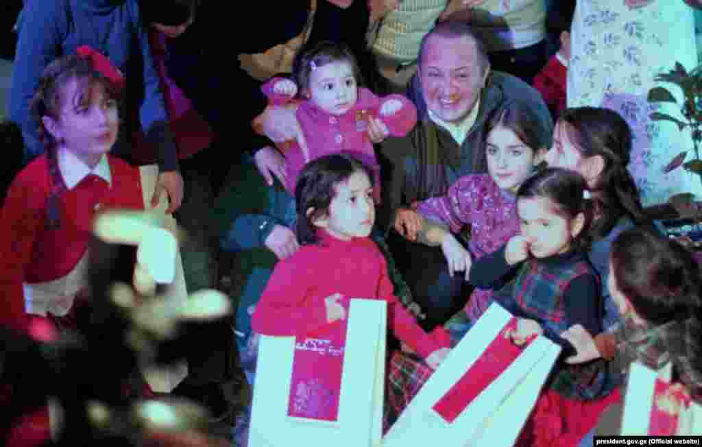 Foto: Giorgi Margvelashvili uşaqların yeni il şənliyində.&nbsp; 