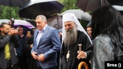 Patrijarh srpski Porfirije sa članom Predsjedništva BiH Miloradom Dodikom i vjernicima ispred Hrama Svete Trojice, Banja Luka, 22. oktobar 2021.
