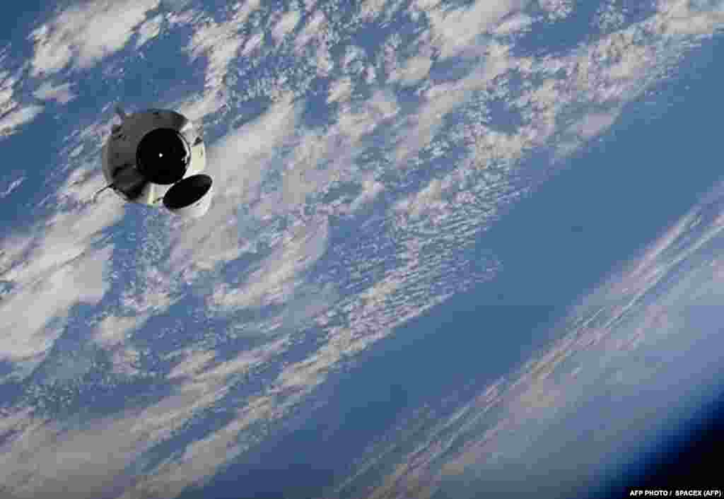 A körberepülést a NASA kérte, mert eddig ezt még nem tesztelték a SpaceX űrhajójával Föld körüli pályán