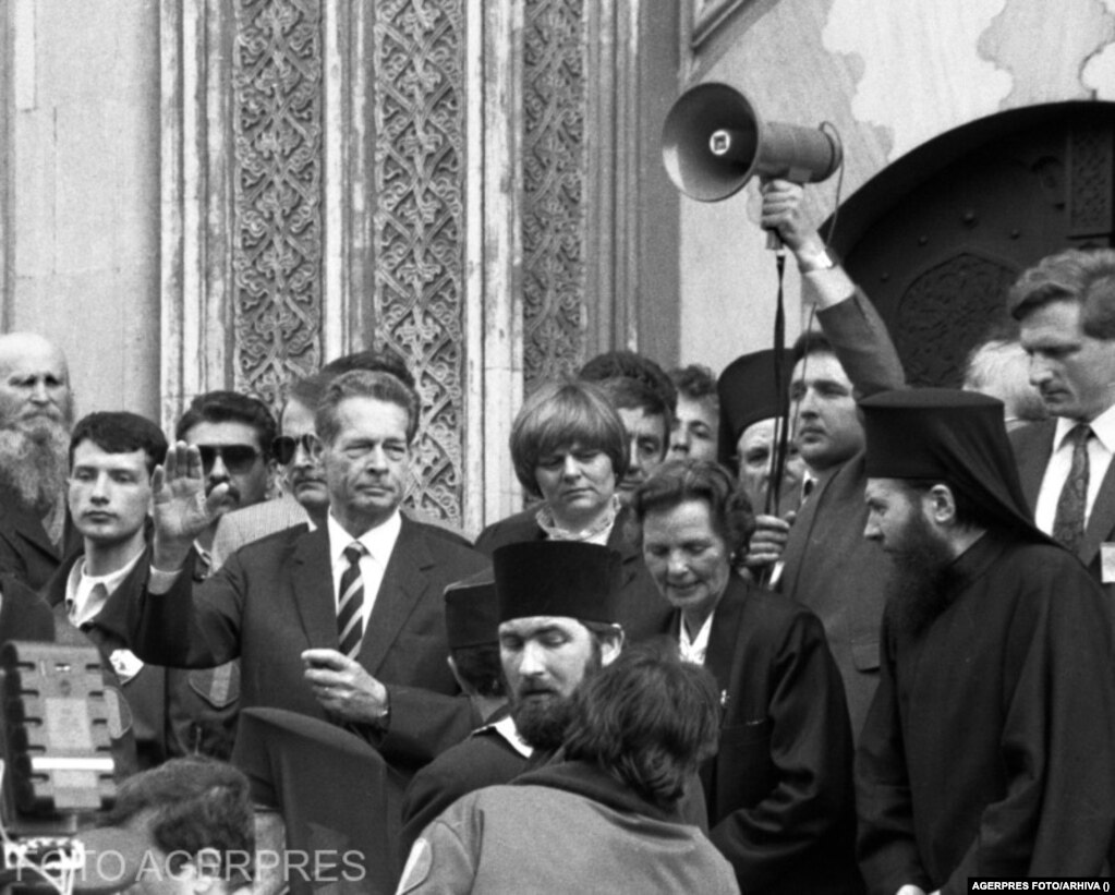 Regele Mihai I și Regina Ana, 27 aprilie, Curtea de Argeș, cu arhiepiscopul Pimen (dreapta) al Sucevei și Rădăuților. Sutele de credincioși prezenți l-au salutat strigând minute în șir „Să trăiești, Măria Ta!”