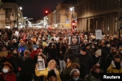 Proteste la Varșovia în noiembrie 2021, după ce Izabela, o tânără de 30 de ani aflată la a 22-a săptămână de sarcină, a murit pentru că nu a putut face avort.