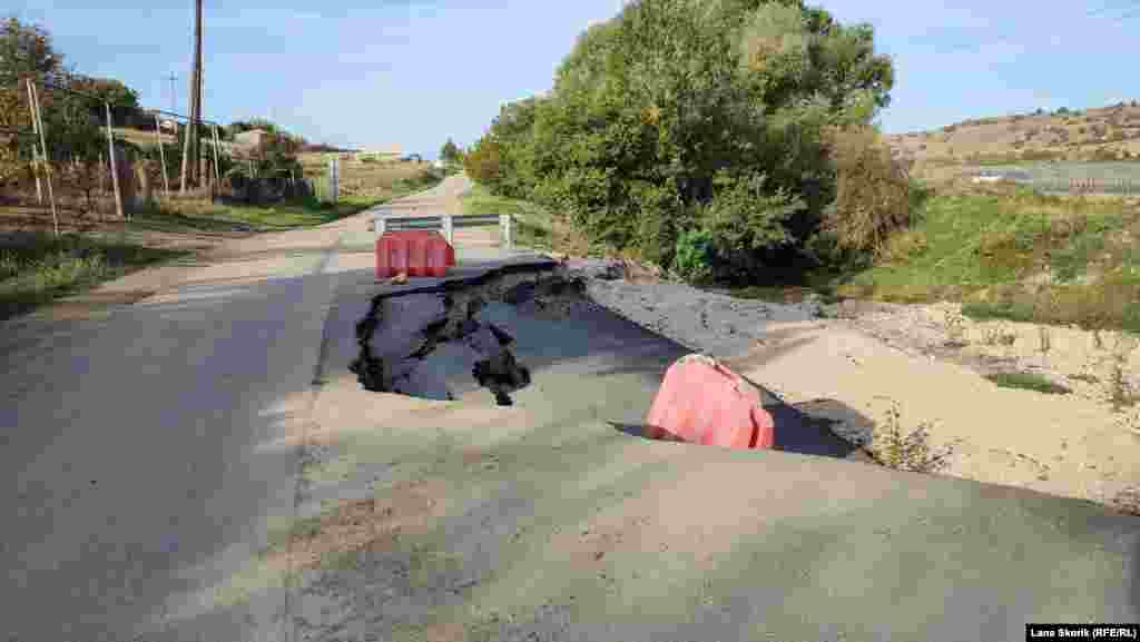 Соединяющая села Некрасовку и Тенистое дорога разрушена оползнем, дорожники отгородили опасный участок отбойниками