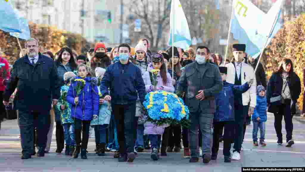 В церемонии возложения цветов к памятнику Амет-Хану Султану приняли участие представители Меджлиса крымскотатарского народа, государственные и общественные деятели Украины