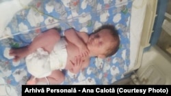 Gemenii născuți prematur au stat la incubator 10 zile, deoarece aveau detresă respiratorie.
