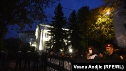 Policija ispred Ambasade SAD, protest desničara