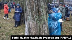 Сотні людей вимагали скасувати карантинні обмеження та «примусову» вакцинацію