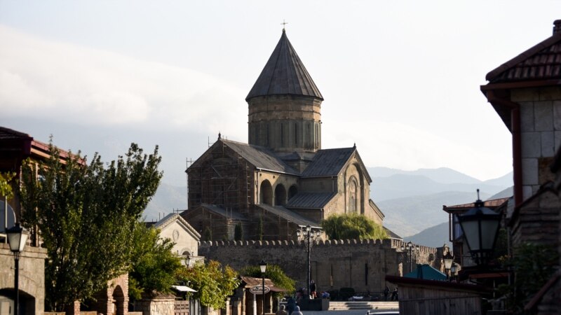 В Грузии оппозиция возмущена проведением литургии в главном соборе страны на русском языке