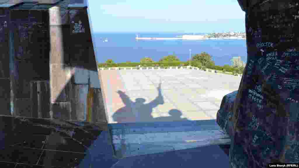 Вигляд з постаменту пам&#39;ятника на вхід в Севастопольську бухту