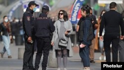 Armenia - Police officers talk to women not wearing mandatory masks on a street in downtown Yerevan, November 2, 2021.