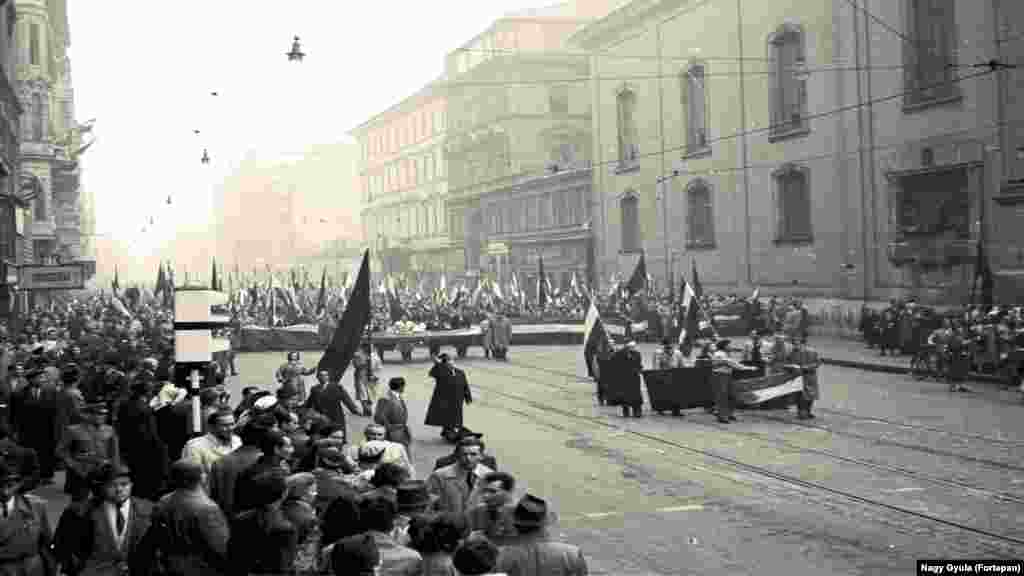 A Kossuth Lajos utca 1956. október 25-én. és 2021 októberében.