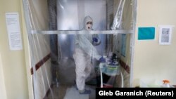 Документ має на меті підвищити базові заробітні плати медпрацівників установ, закладів, організацій галузей бюджетної сфери і підприємств, які фінансуються чи дотуються з бюджету