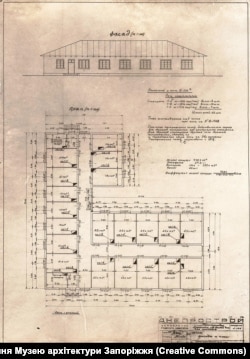 Типовий барак для сімейних на майданчику Дніпробуду, 1931 рік. Фото із зібрання Музею архітектури Запоріжжя. Фотокопія надана Павлом Кравчуком