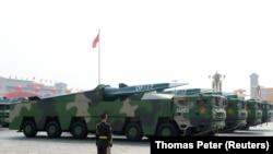 Военный транспорт с гиперзвуковыми ракетами DF-17 на площади Тяньаньмэнь в Пекине во время военного парада, посвященного 70-летию основания Китайской Народной Республики, 1 октября 2019 года
