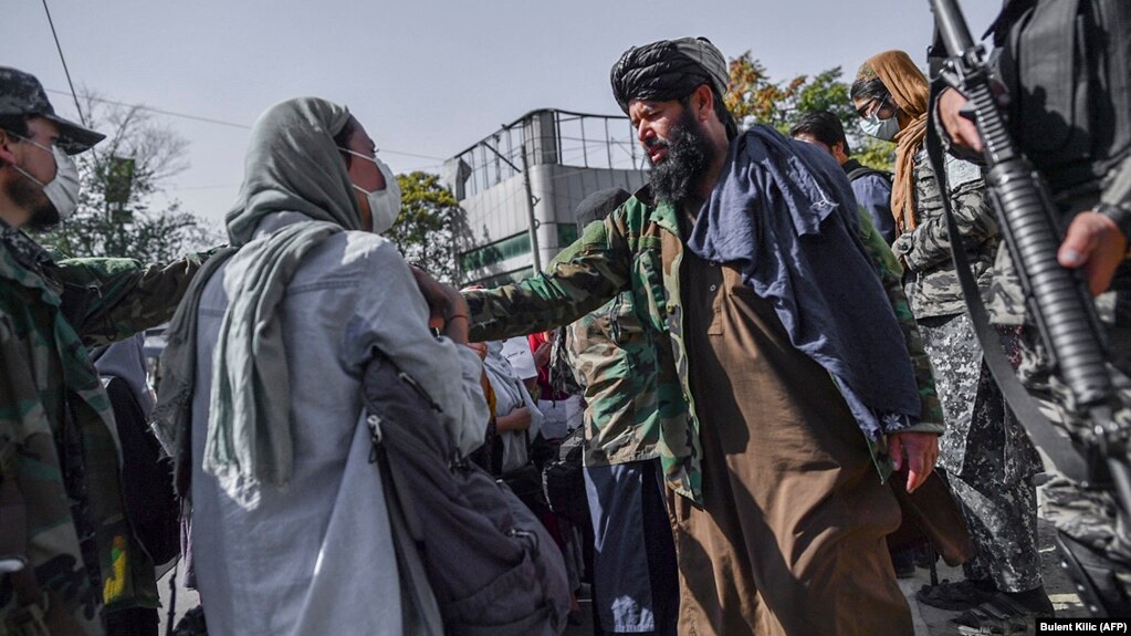 نیروهای مسلح طالبان در مقابل زنان معترض در کابل