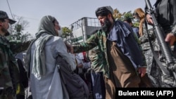نیروهای مسلح طالبان در مقابل زنان معترض در کابل