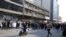 در  درگیر‌ی‌ها بین نیروهای امنیتی عراق و طرفداران گروه‌های شیعه مورد حمایت ایران دست‌کم یک نفر کشته و ۱۲۵ نفر زخمی شدند.