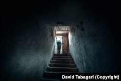 Egy digger kilép az utcára a tbiliszi föld alatti hálózatban végzett sétája után